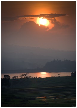 Sonnenuntergang am See Selorejo