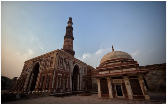 Alai Darwaza (links), Tomb of Imanzam (rechts) und Qutb Minar (Hintergrund)<br>Qutb Minar Complex