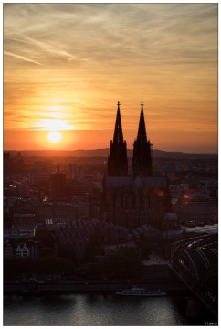 Sonnenuntergang hinter dem Kölner Dom<br>Blick vom LVR-Turm