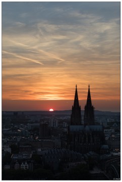 Sonnenuntergang hinter dem Kölner Dom<br>Blick vom LVR-Turm