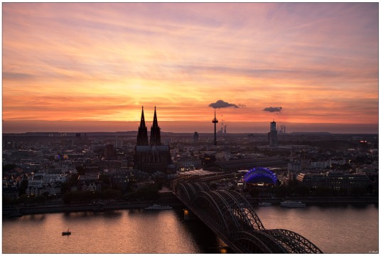 Kölner Dom und Hohenzollernbrücke bei Sonnenuntergang<br>Blick vom LVR-Turm